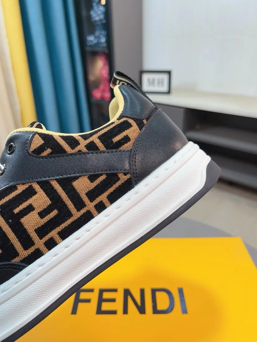 Men's shoes 💰400🌹🌹[FENDI] Fendi's classic and comfortable men's shoes, this complex sneaker is made of soft calfskin➕genuine leather lining➕original ultra-light rubber material with rough outsole. This unique light style is suitable for the casual and refined sensibility of this season. It is comfortable and natural on the feet. It is an everyday style for casual travel in autumn and winter! 38/44